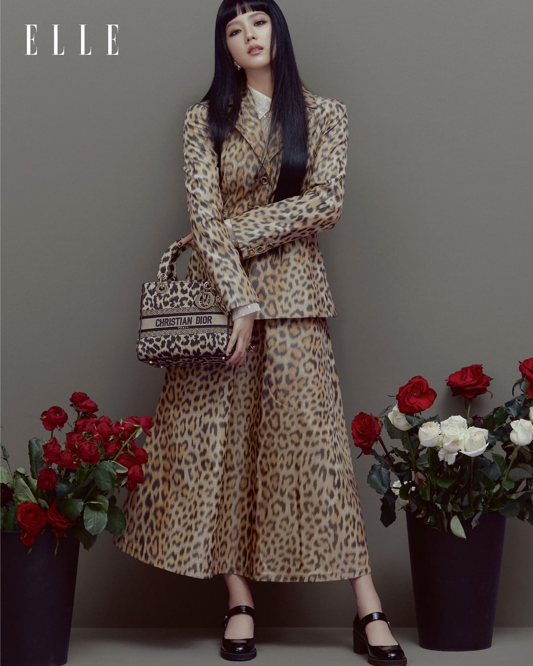 Jisoo được chọn trở thành gương mặt trang bìa số tháng 6 của Elle Hồng Kông. Tất nhiên, người đẹp chọn diện đồ của Dior.
