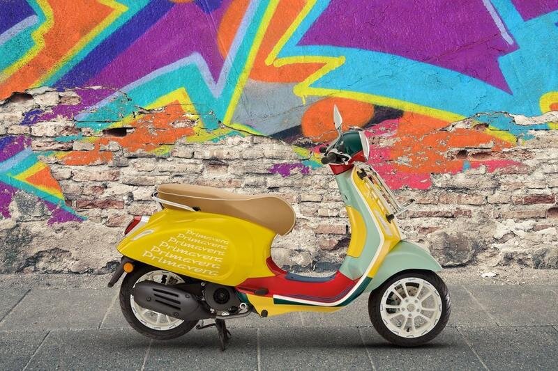 Chiếc xe Vespa mang đậm màu sắc vui tươi của thời trang đường phố.