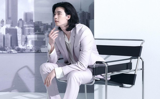 Lee Jong Suk tạo ý kiến trái chiều khi để tóc dài xuất hiện trên tạp chí