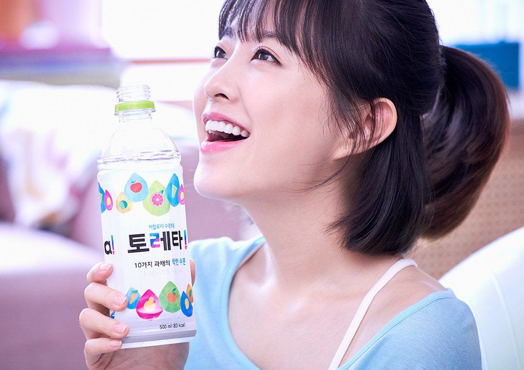 Park Bo Young luôn uống đủ nước mỗi ngày để làn da căng bóng mịn màng.