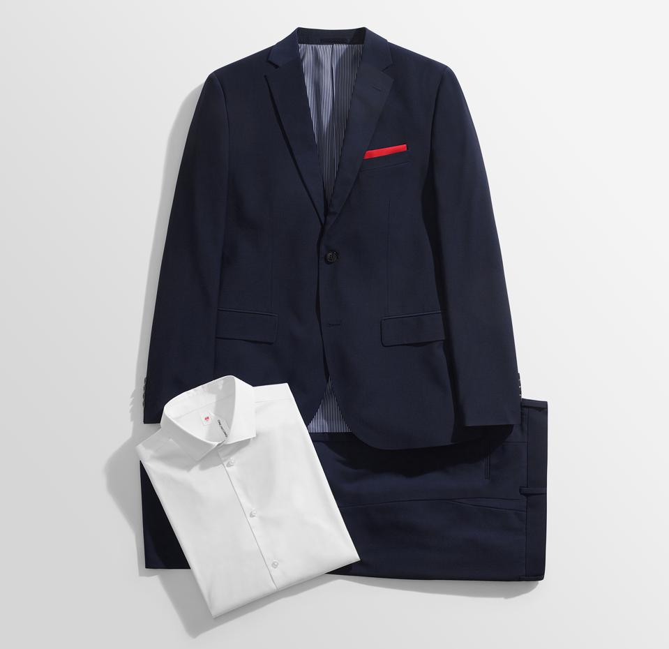 Dịch vụ này cho phép khách hàng mượn một set gồm áo vest màu xanh navy một hàng nút, quần tây cùng màu, áo sơ mi trắng và phụ kiện. Chiếc cà vạt màu navy và khăn tay màu đỏ đã có giá gần 4 triệu VND.