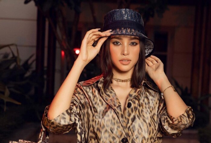 Tiểu Vy hóa báo gấm quyền lực với set đồ của Dior,  đẹp lấn át Jisoo 