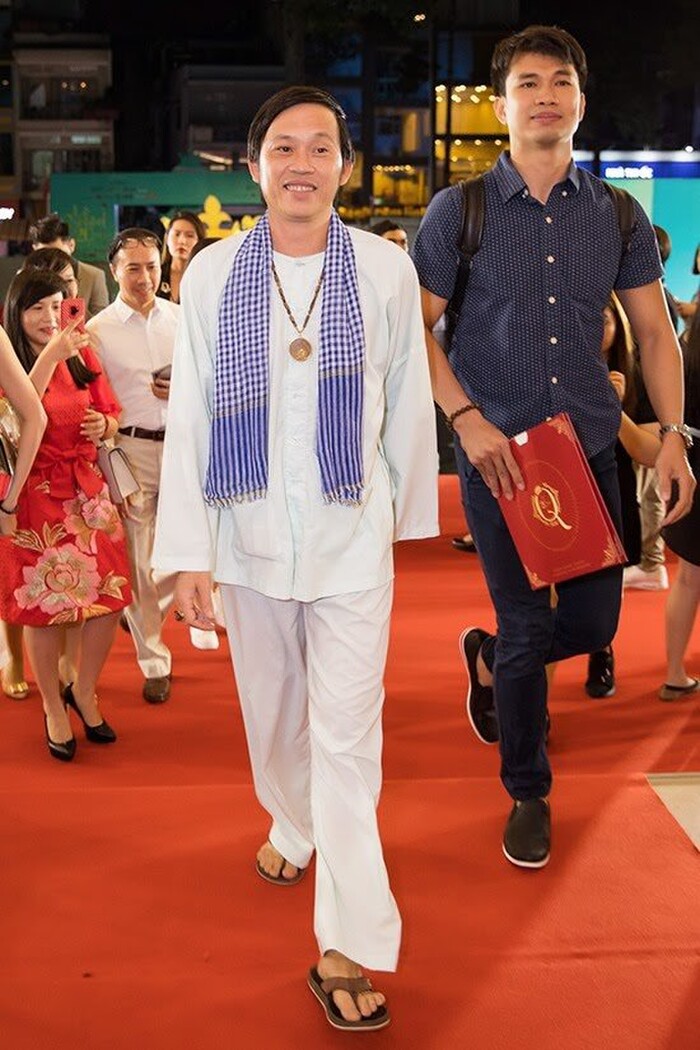 Thậm chí kể cả khi xuất hiện trên thảm đỏ, Hoài Linh vẫn trung thành với bộ trang phục này. Thậm chí nam diễn viên còn đi cả dép xỏ ngón (tông lào) lên thảm đỏ. Nếu không biết thì khó ai tin đây là danh hài số 1 Việt Nam.