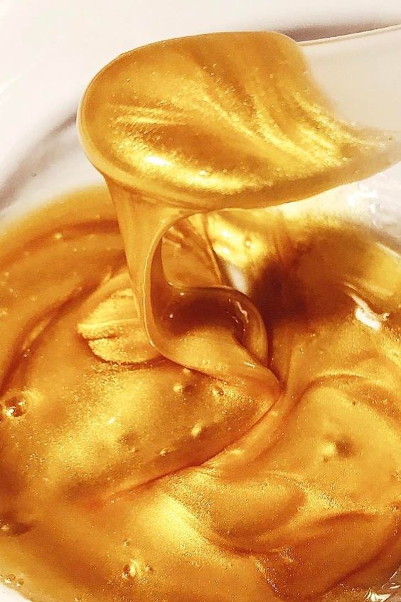 Hiện tại, vẫn có nhiều ý kiến trái chiều về việc dưỡng da bằng vàng. Nhiều người cho rằng, vàng có thể làm chậm quá trình tự lành của da. Một số khác lại cho biết những thành phần bằng vàng trong sản phẩm không được kiểm chứng và có thể không đủ liều lượng để hỗ trợ da.