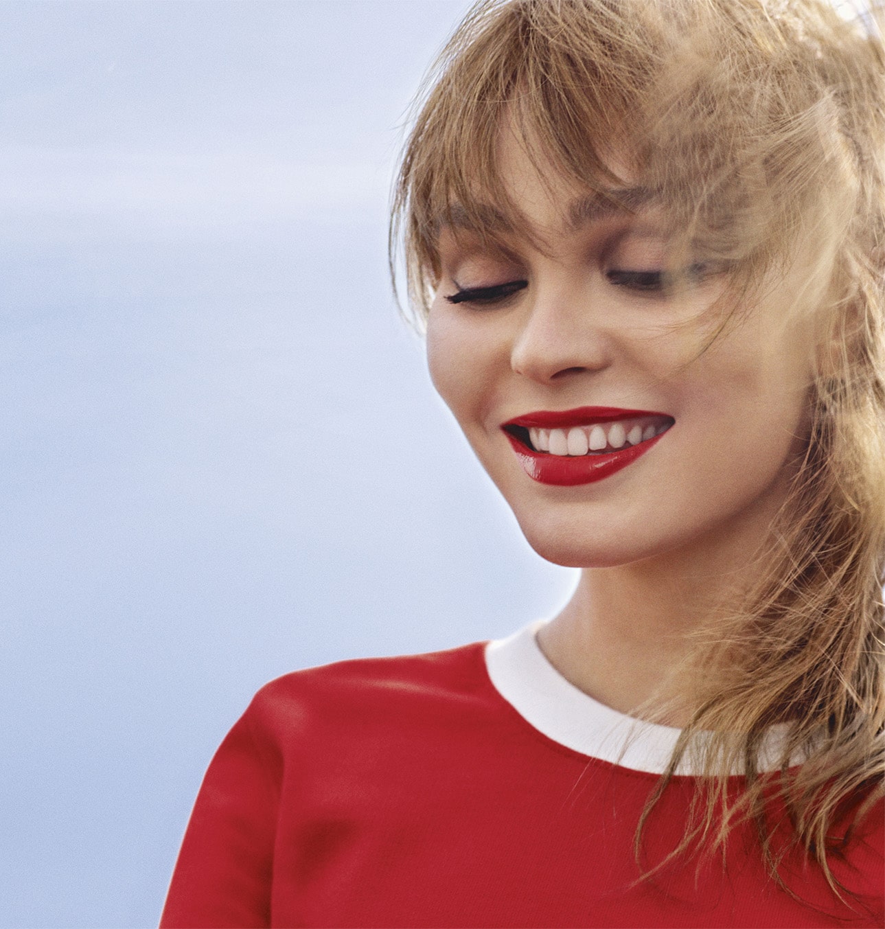 Lily Rose-Depp là gương mặt đại diện của dòng son Chanel Rouge Coco Bloom.