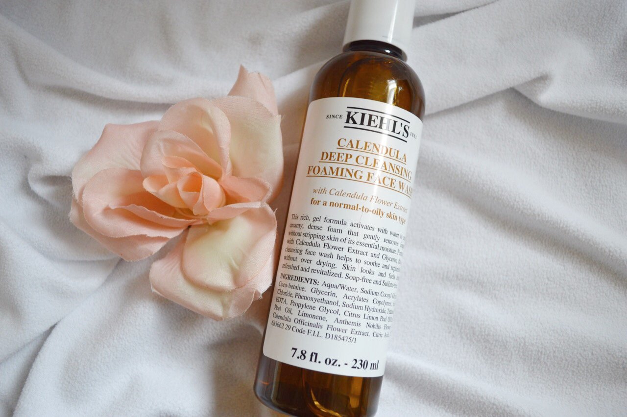 Sữa rửa mặt hoa cúc của nhà Kiehl's đảm bảo sự nhẹ dịu phù hợp với mọi loại da.