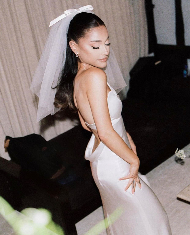 Cô dâu Ariana Grande đã khiến cư dân mạng 'đảo điên' khi tung ra bộ ảnh cưới đẹp như mộng của mình. Cô ca sĩ chọn một chiếc váy đuôi cá bó sát khoét lưng của Vera Wang để diện trong ngày trọng đại.