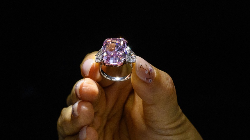 Viên kim cương Sakura này được bán đấu giá với mức giá 29.3 triệu USD (hơn 675 tỷ đồng), phá vỡ mọi kỷ lục đấu giá kim cương từ trước đến nay.