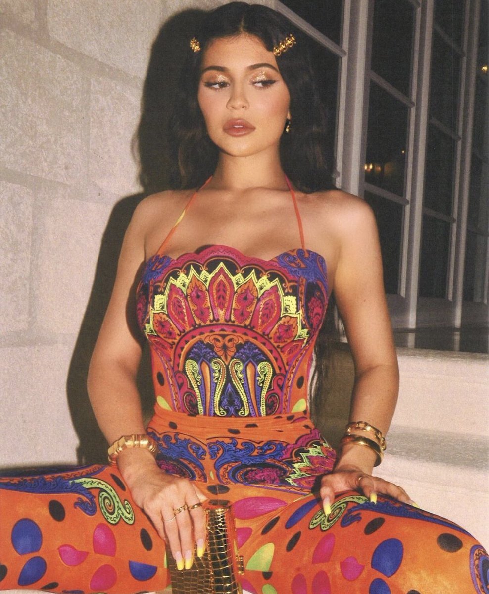 Kylie Jenner diện bodysuit và quần legging họa tiết dân gian mang phong cách thuộc bộ sưu tập Xuân Hè 1991 của Versace.