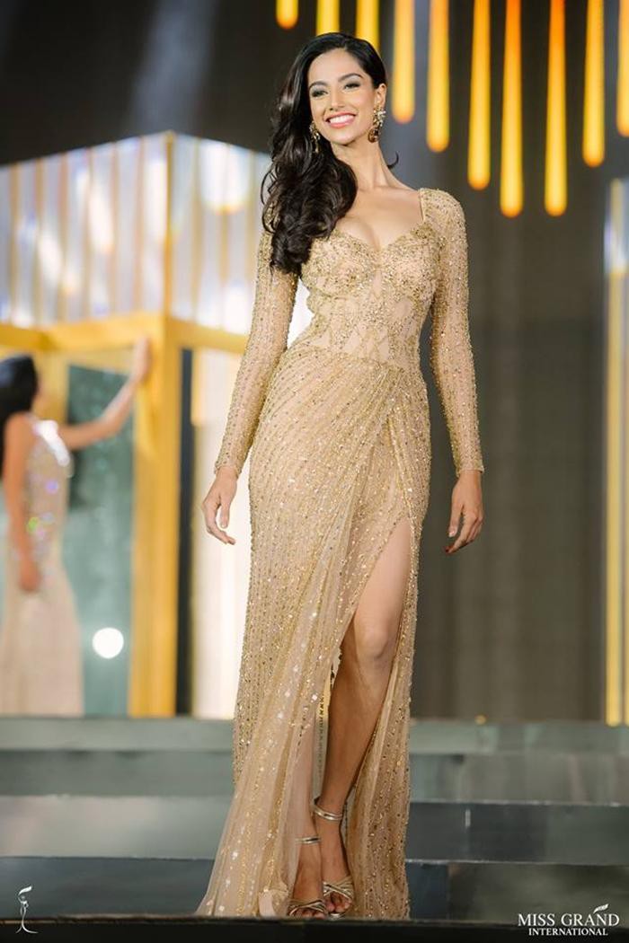 Đại diện châu Á, Hoa hậu Ấn độ Meenakshi Chaudhary chọn một bộ váy màu nude đính đá tong đêm chung kết Miss Grand International 2018 và giành ngôi Á hậu 1.