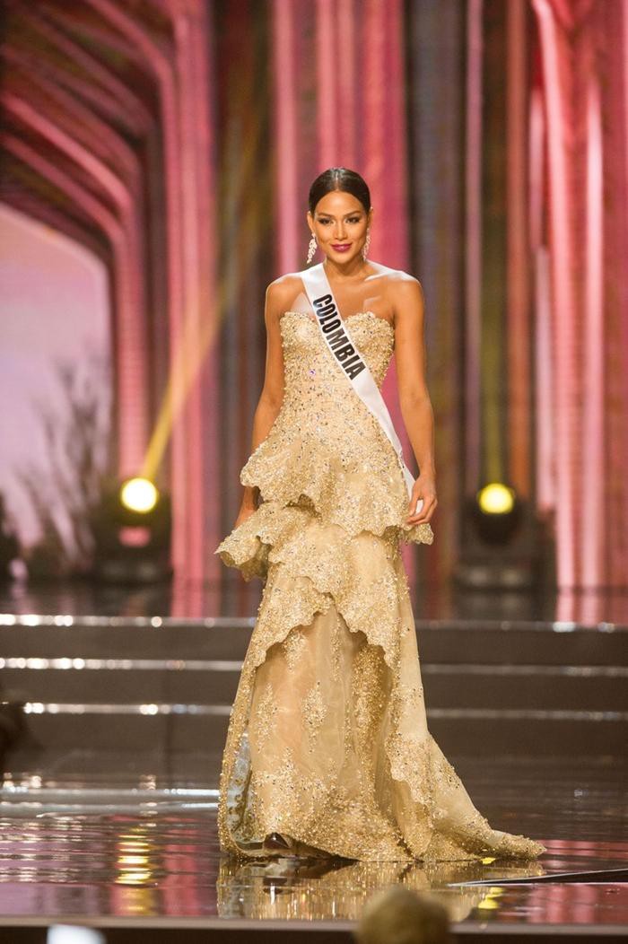 Tại chung kết HHHV Thế giới 2017, Hoa hậu Colombia Andrea Tovar diện chiếc váy vàng với phần đuôi được dập nổi 3D cầu kỳ. Cô đạt vị trí Á hậu 2.