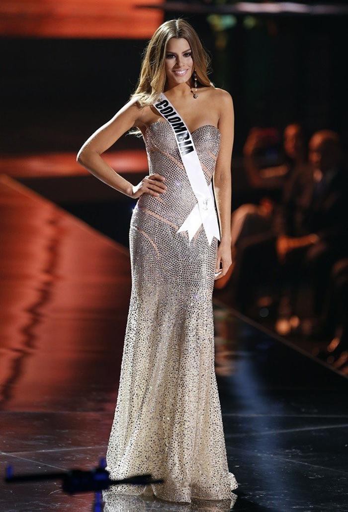 Hoa hậu Colombia Ariadna Gutierrez-Arevalo ghi điểm với thiết kế mang cảm hứng từ nàng tiên cá trong đêm Chung kết Miss Universe 2015. Tuy nhiên, cô gây tiếc nuối vì bị trao nhầm vương miện, cô chỉ là Á hậu 1.