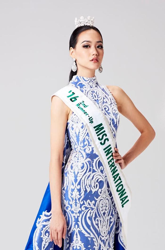 Chiếc váy của người đẹp Indonesia Felicia Hwang được lấy cảm hứng từ bình gốm sứ. Felica giành ngôi Á hậu 2 tại Miss International 2016.