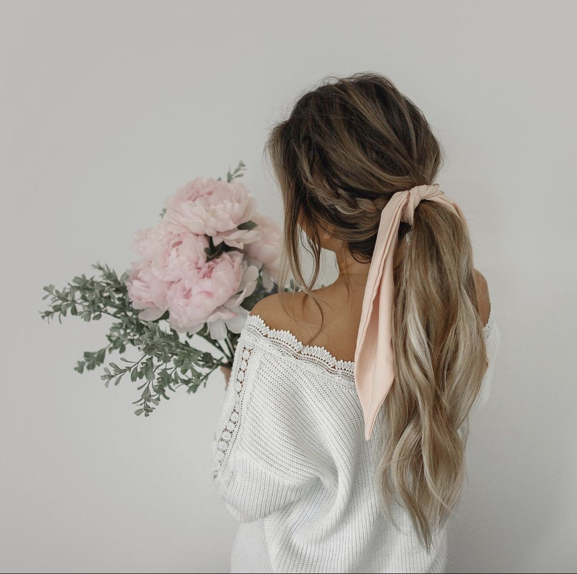 5 mẹo buộc tóc bằng khăn lụa tô điểm cho mái tóc ngày hè 
