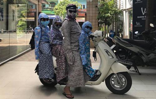 Chúng ta đã quá quen với hình ảnh này trên đường phố mỗi dịp hè về. Những chiếc váy quây có nhược điểm lớn là không chắc chắn và khó di chuyển nếu bạn nữ đi xe máy số.