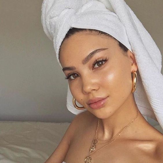 Làm thế nào để da không bị khô khi ngồi điều hòa cả ngày? 