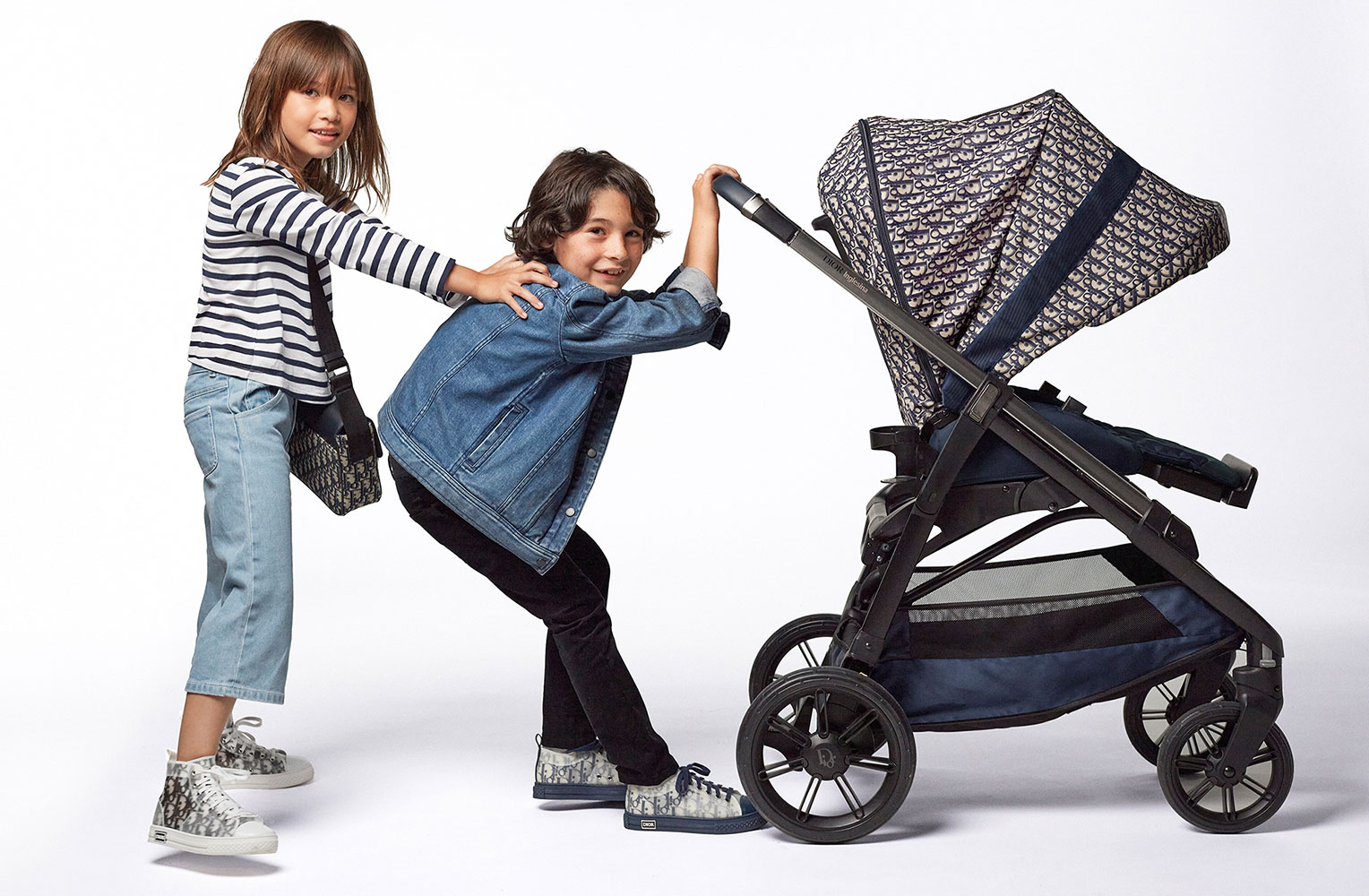 Dior ra mắt thêm xem đẩy em bé và túi đựng tã lót 