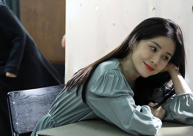 Nàng dâu tài phiệt Lee Bo Young gìn giữ làn da không tuổi nhờ quy tắc "2 có 3 không" 