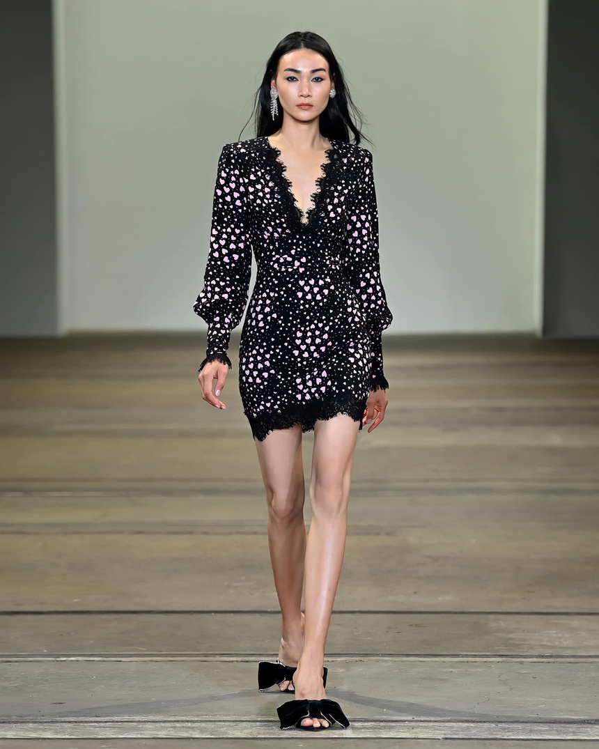 Do bị kẹt lại Úc vì Covid-19, Thùy Trang đã có cơ hội tham gia thị trường thời trang quốc tế. Trong ảnh, cô đang sải bước tại Tuần lễ thời trang Australia.