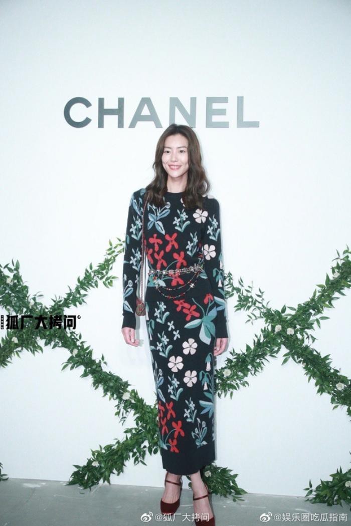 Siêu mẫu số 1 châu Á Liu Wen đẹp nền nã trong chiếc váy hoa của Chanel.