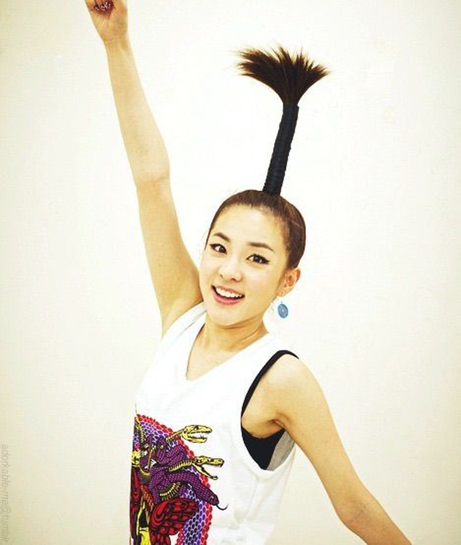 Làm sao ai có thể quên được kiểu tóc cây dừa huyền thoại ngày mới debut của Dara.