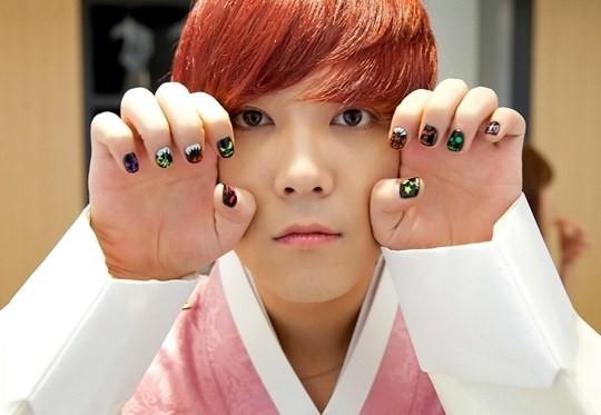 Lee Hong Ki có niềm đam mê mãnh liệt với việc làm nails.