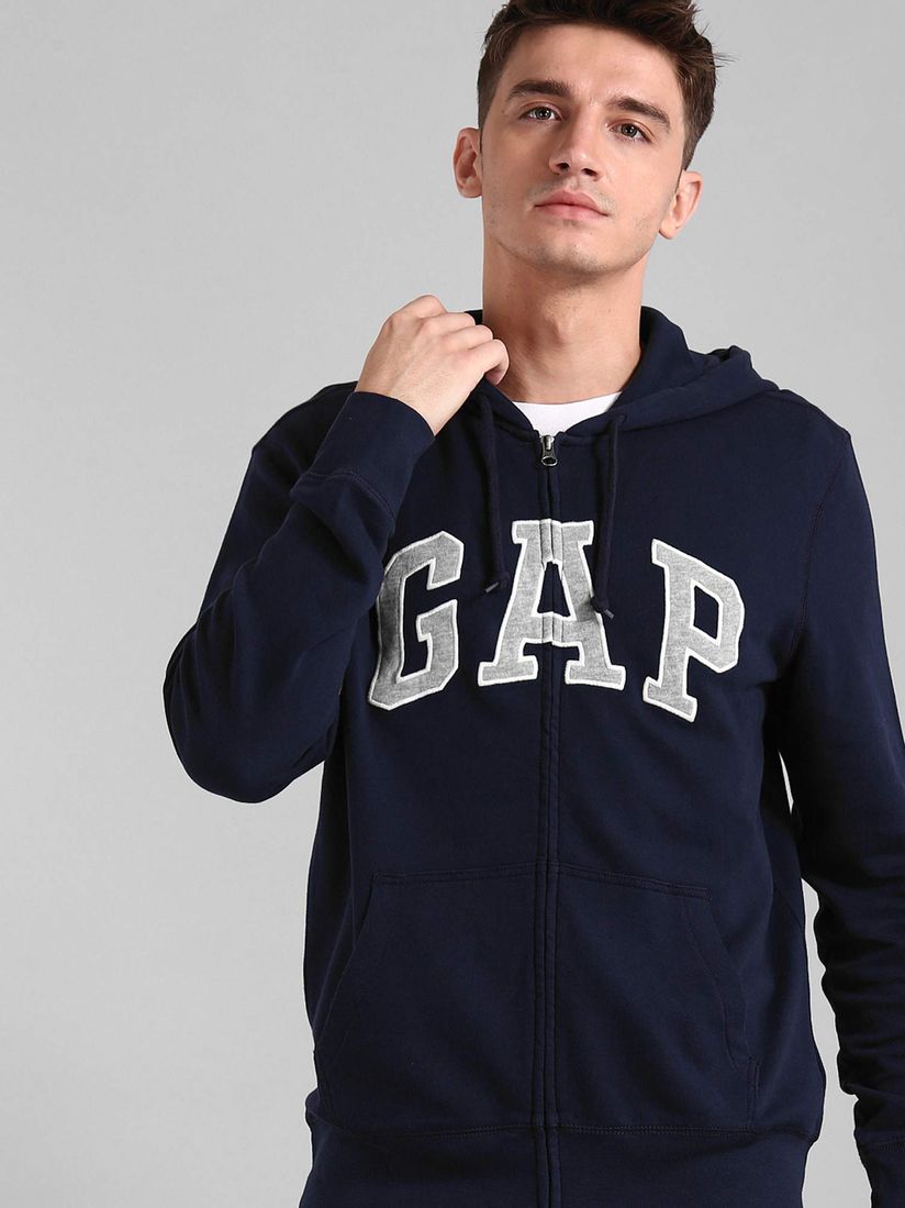 Tuy nhiên, nhiều người cho rằng, chiếc áo hoodies này nhìn không khác gì đồ của GAP từ phông chữ đến cách sắp xếp chữ.