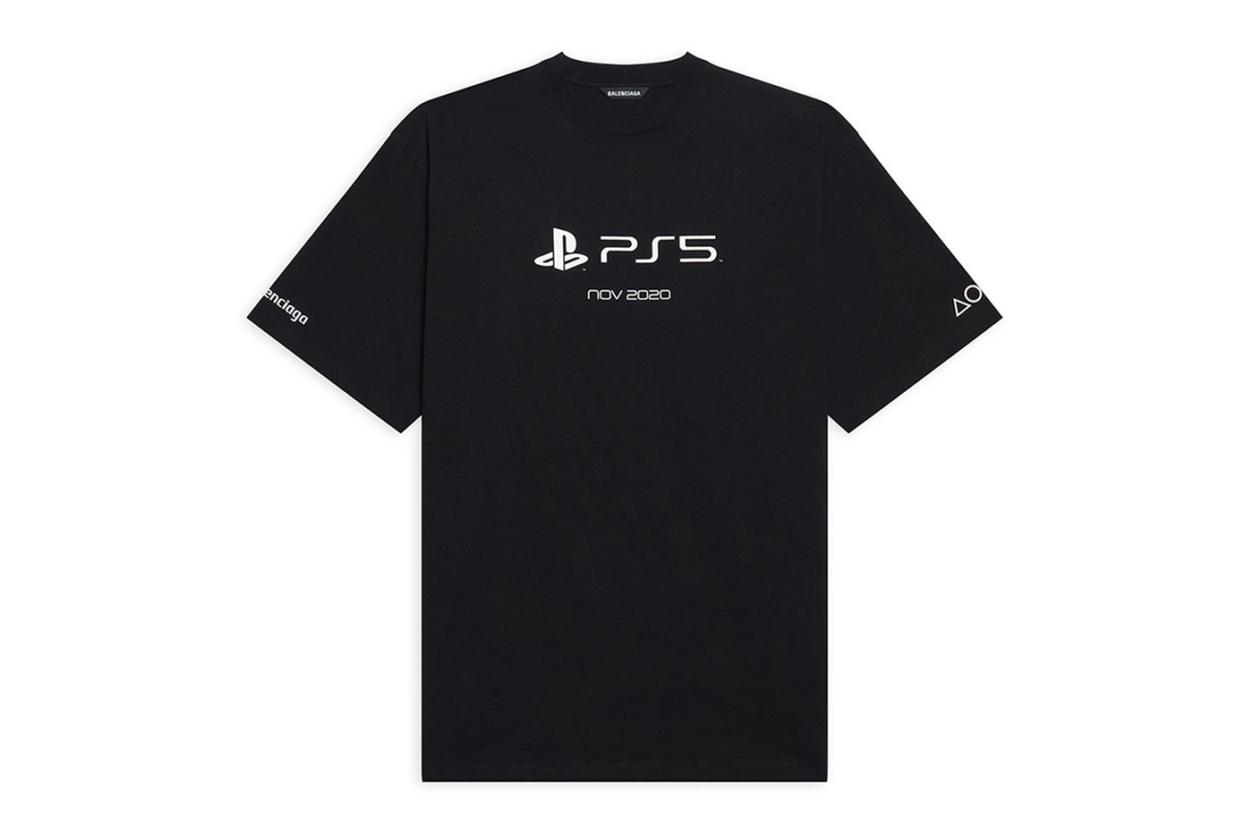 Chiếc áo gồm logo của Balenciaga ở tay áo, biểu tượng PS5 và Nov 2020, tháng ra mắt Sony PlayStation 5.