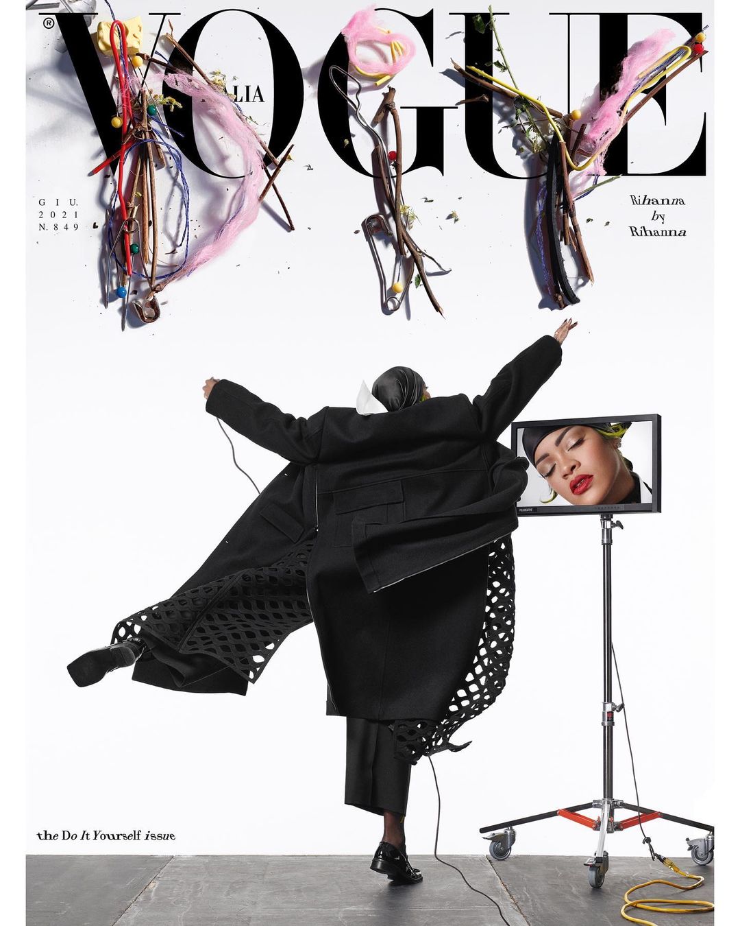 Thương hiệu mỹ phẩm Fenty Beauty, hãng mỹ phẩm của Rihanna là nhà tài trợ cho tạp chí Vogue Italia số mới nhất.