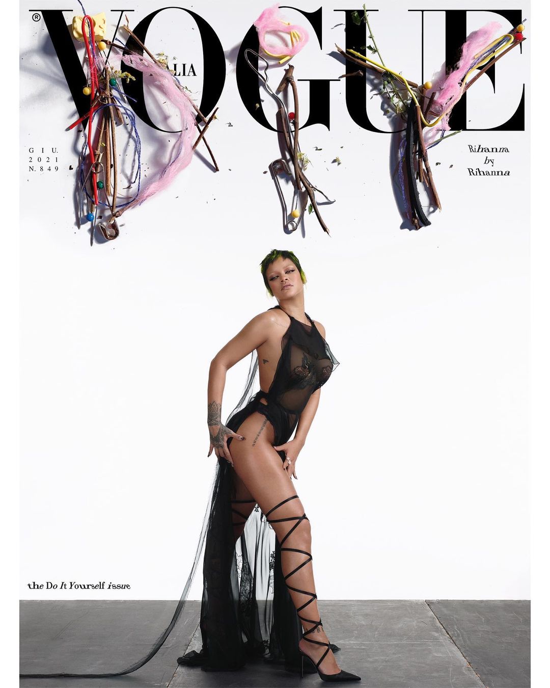 Rihanna trở thành gương mặt trang bìa số tháng 7 của Vogue Italia. Đúng như chủ đề của số tháng 7 'Do It Yourself' - một mình làm hết, bên cạnh vị trí người mẫu, Rihanna cũng góp mặt trong những vị trí quan trọng như nhiếp ảnh gia, giám đốc sáng tạo, nhà tài trợ và stylist.