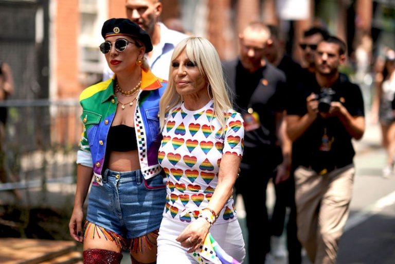 Donatella Versace và Lady Gaga là những người nổi tiếng tích cực ủng hộ cho phong trào đòi quyền bình đẳng của cộng đồng LGBTQ+.