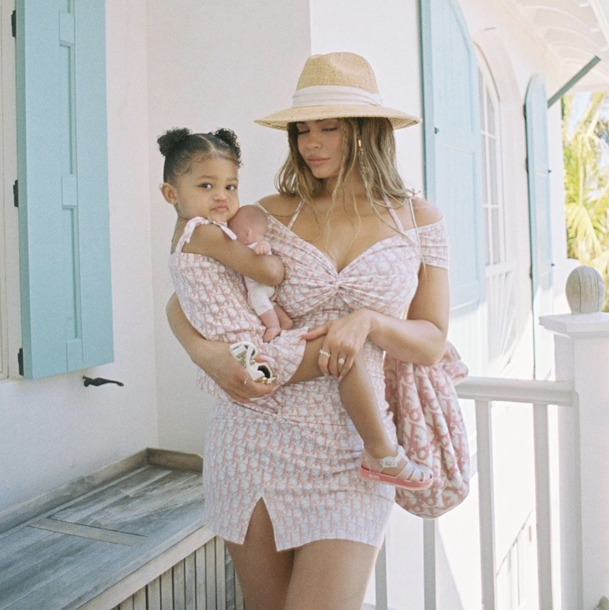 Kylie Jenner chuẩn bị ra mắt dòng sản phẩm thời trang, đồ dưỡng da dành cho em bé. Dự kiện con gái cô và một vài người anh chị em họ sẽ trở thành người mẫu quảng cáo cho thương hiệu.