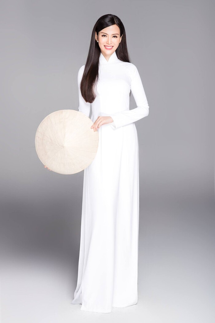 Hoa hậu Thu Thủy nền nã trong bộ ảnh áo dài vào năm 2019. Ở tuổi 43, nhan sắc của chị ở giữa độ chín.