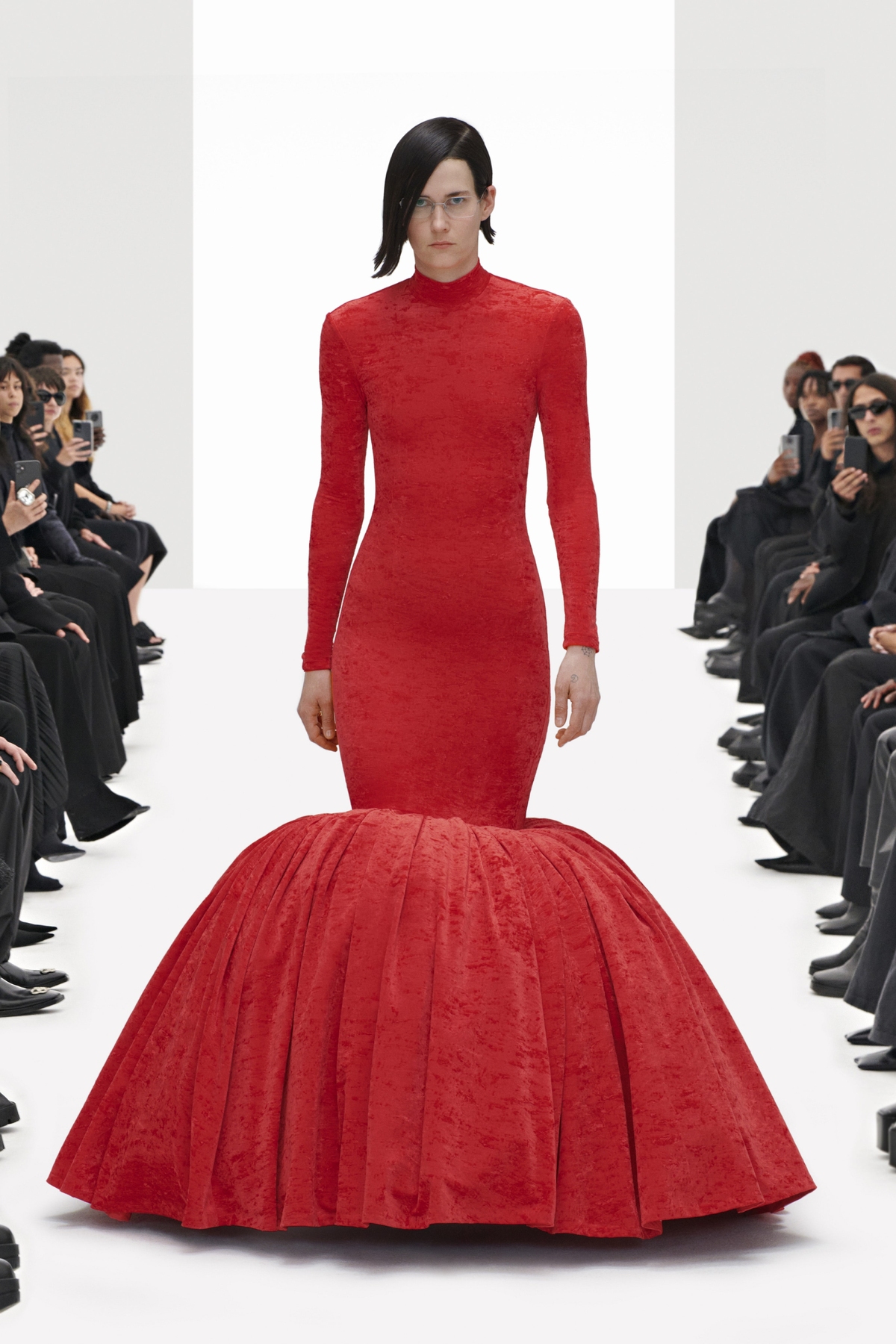 Balenciaga tổ chức show thời trang với người mẫu và khán giả ảo  - Ảnh 11