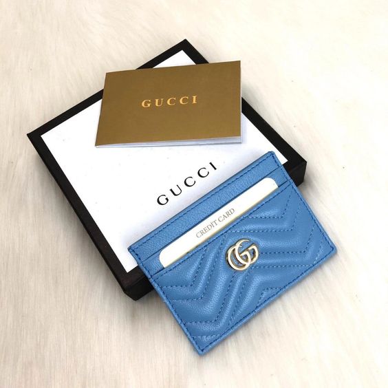 Một chiếc ví Gucci sẽ là món quà tuyệt vời bạn có thể tự tặng bản thân.