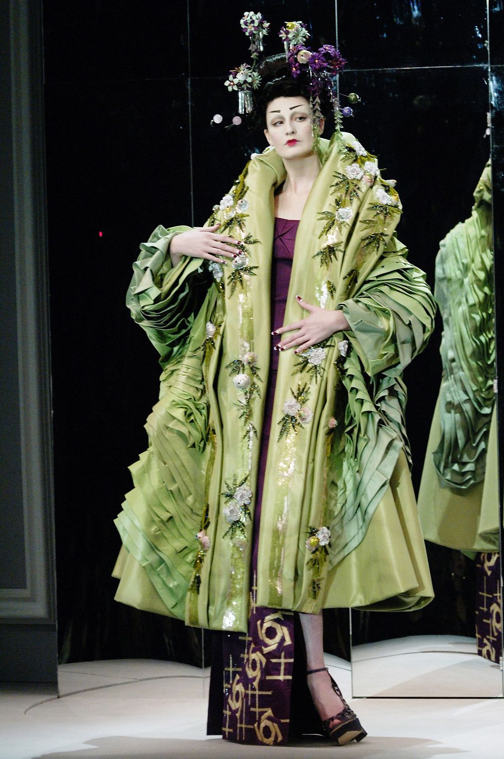 500 thiết kế đẹp nhất và 100 chiếc túi xách của Dior dưới thời John Galliano đã được đấu giá vào ngày 7/6/2021. Mức giá khởi điểm thấp nhất là 36 USD và mức giá cao nhất là 2720 USD.