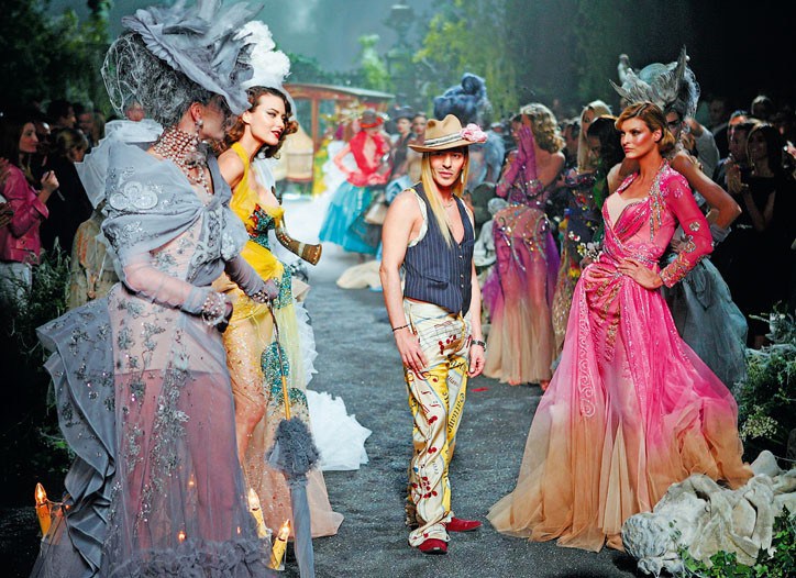 Mỗi sàn diễn Haute Couture của Dior đều đẹp tựa như một sân khấu kịch.