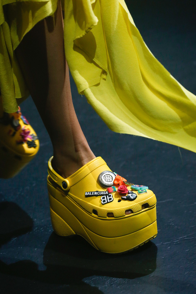 Trước đây, Balenciaga đã từng hợp tác với Crocs ra mắt một đôi sandals platform có giá 850 USD. Chúng cũng đã từng khiến những người yêu thời trang chia rẽ mạnh mẽ.