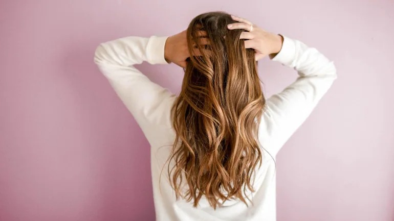 4 mẹo giúp tóc không bóng dầu khi bạn ít hoặc lười gội đầu