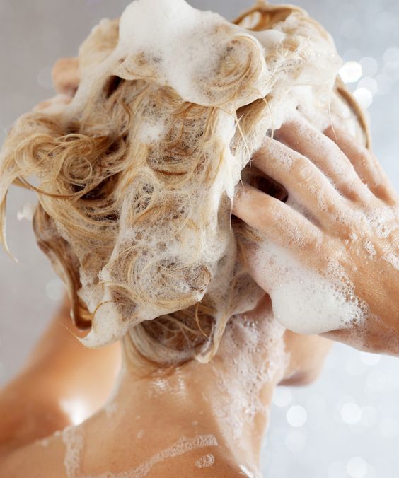 Bạn nên gội đầu bằng nước ấm hoặc nước lạnh để giúp tóc đẹp hơn.