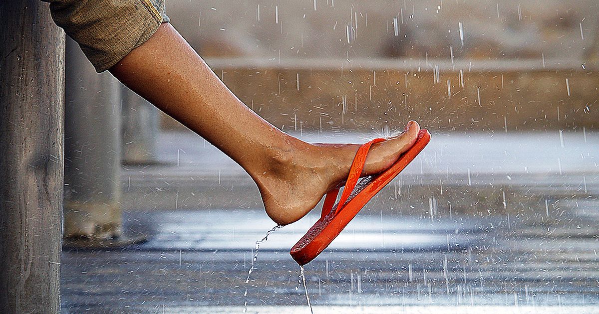 Những đôi tông có thể hất bẩn lên trang phục của bạn vào ngày mưa.