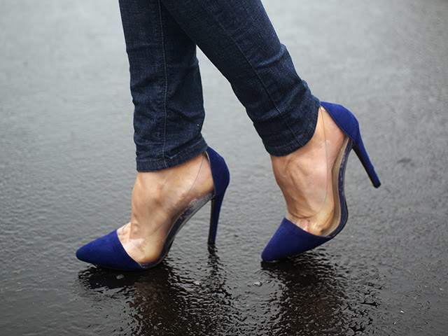 Giày cao gót là thứ không phù hợp với trời mưa.