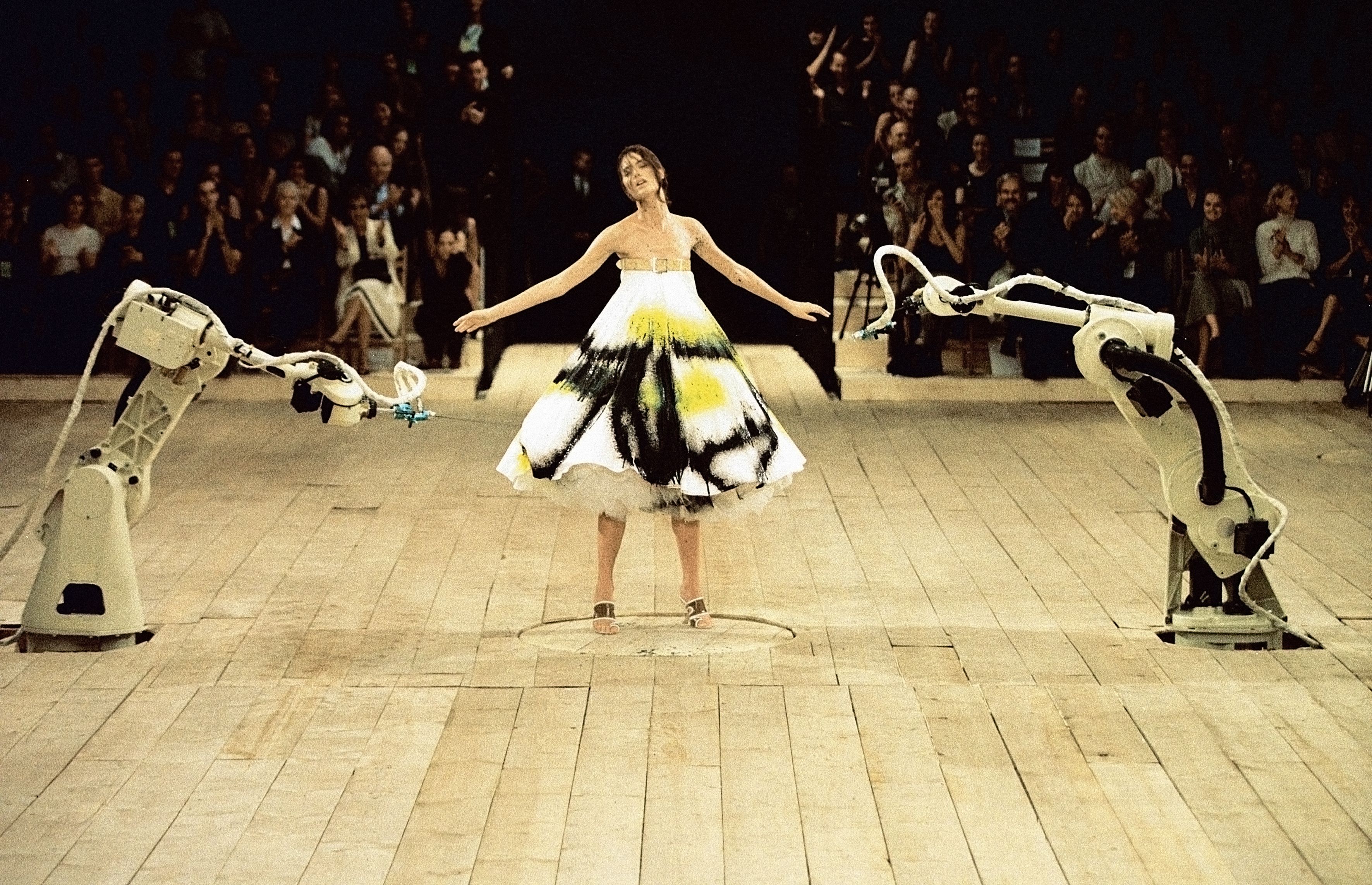 Những sàn diễn thời trang ấn tượng nhất của Alexander McQueen