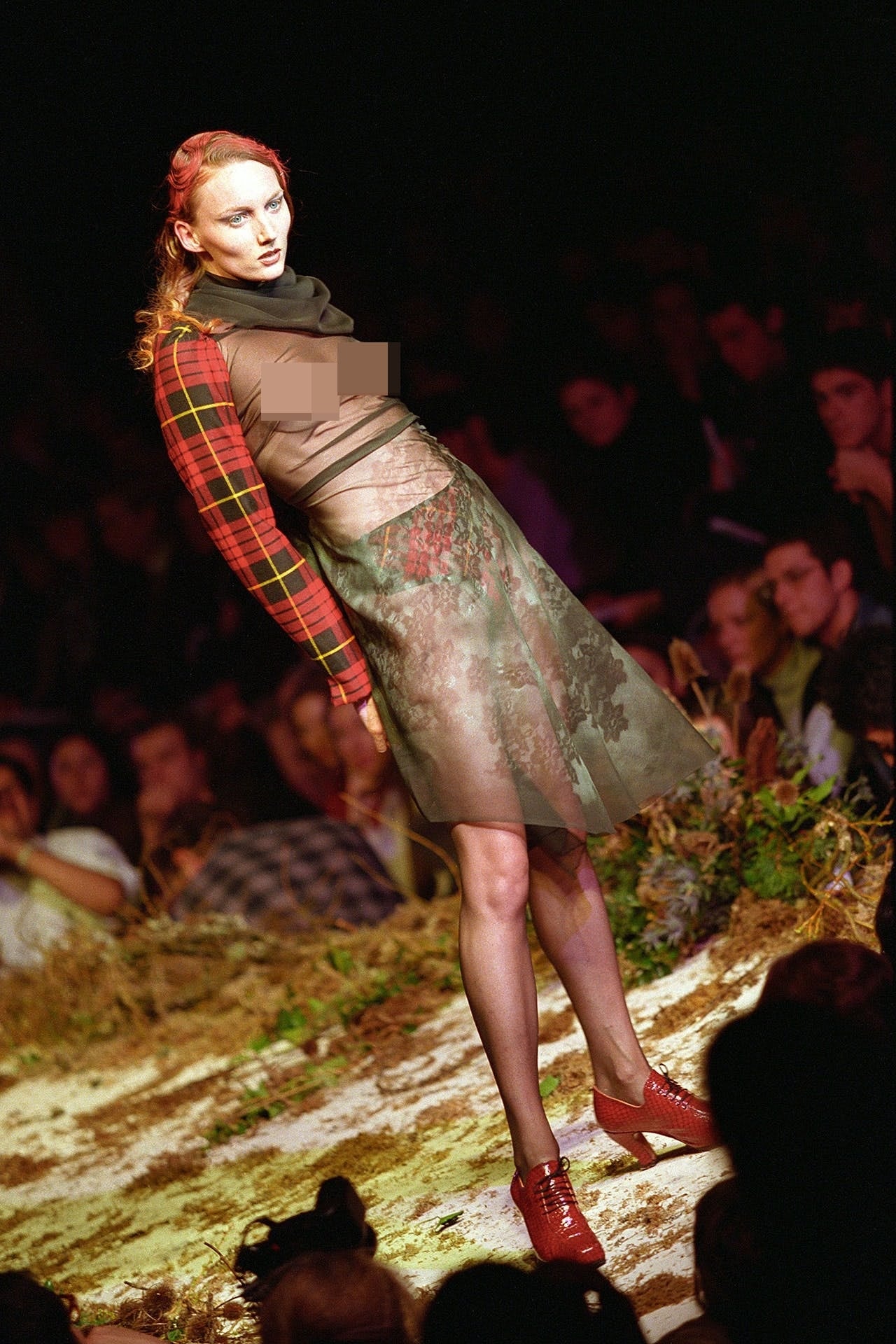 Một trong những show diễn gây tranh cãi trong sự nghiệp của McQueen là show thu/đông năm 1995. Nó gây shock từ tên show đến các thiết kế bán khỏa thân, loang lổ vết thương, trang phục rách rưới, thể hiện sự kiện Anh Quốc đàn áp Scotland