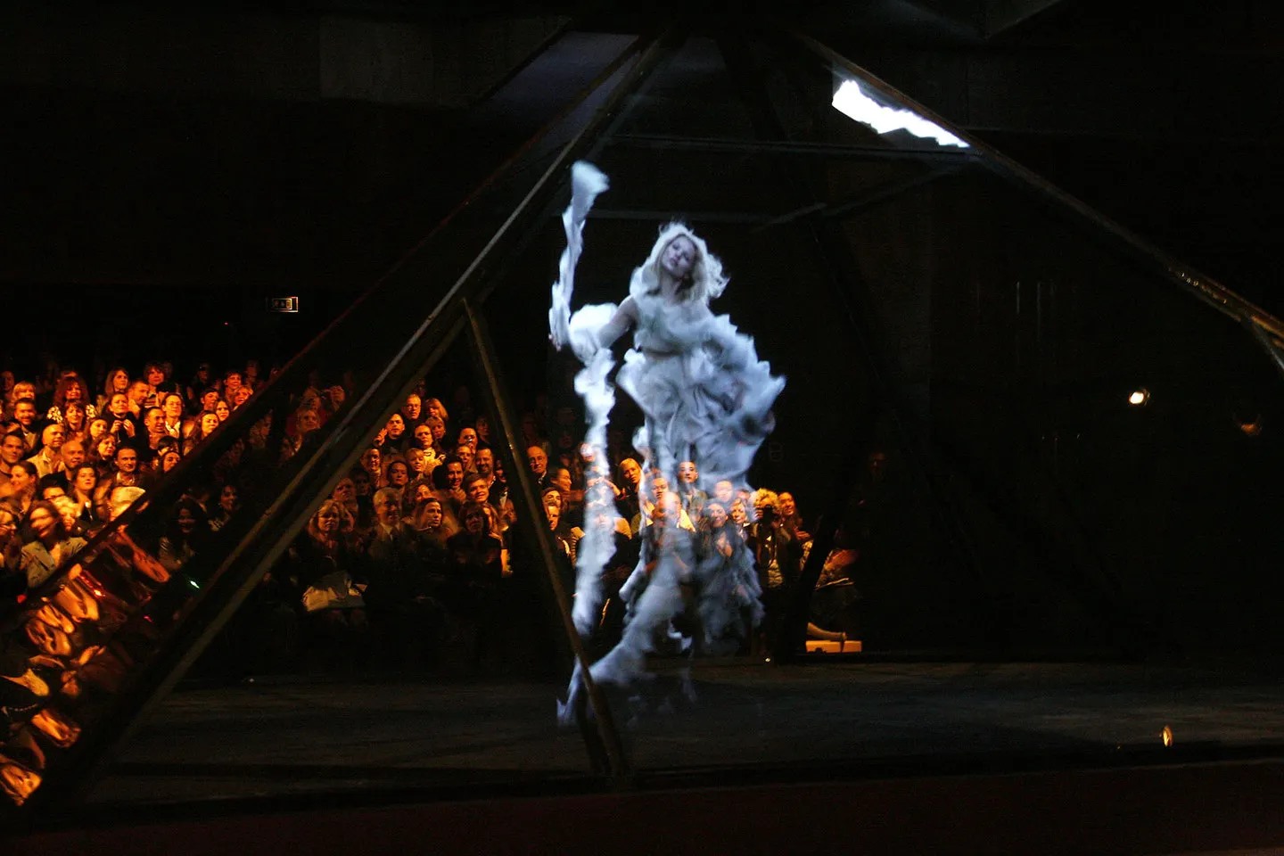 Bên cạnh những bộ trang phục cá tính, McQueen còn là người thường xuyên đưa công nghệ vào sàn diễn thời trang. Trong ảnh là hình 3D của Kate Moss tại show diễn Thu-Đông 2006.
