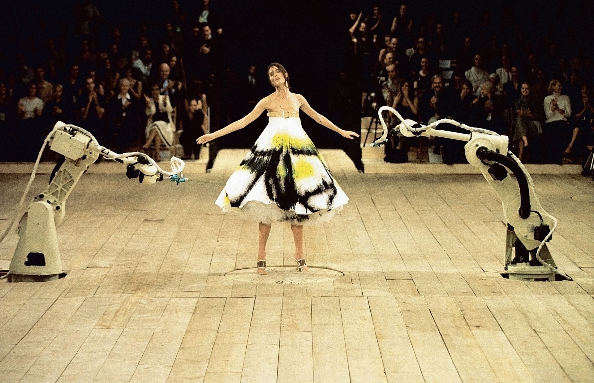 No.13, show diễn xuân/hè năm 1999 mang đến một không gian viễn tưởng cho khán giả. Những con robot đứng hai bên sàn catwalk và phun màu vào trang phục của người mẫu.