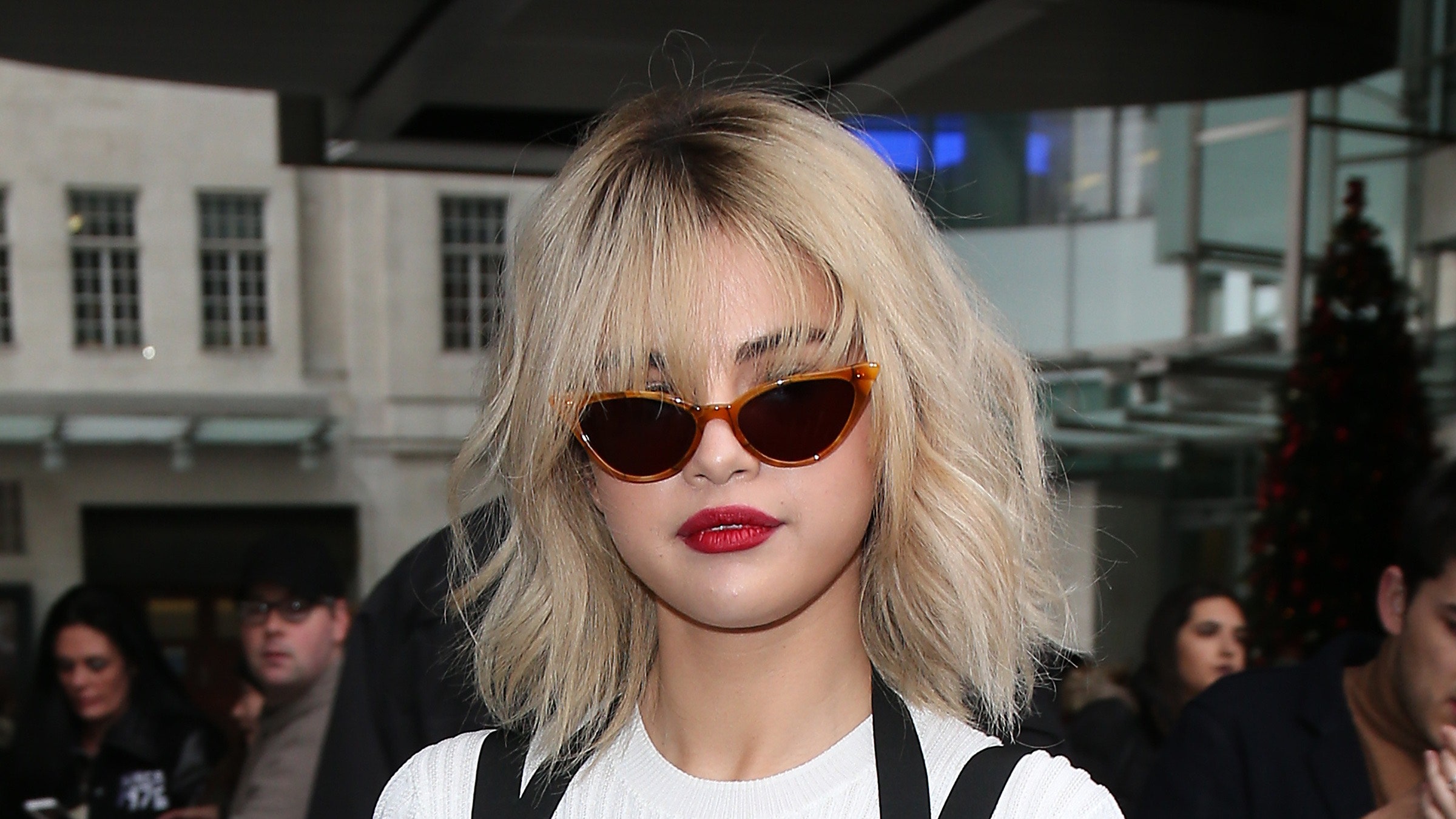 Không ai ở Hollywood có thể hợp với tóc bạch kim hơn Selena Gomez 