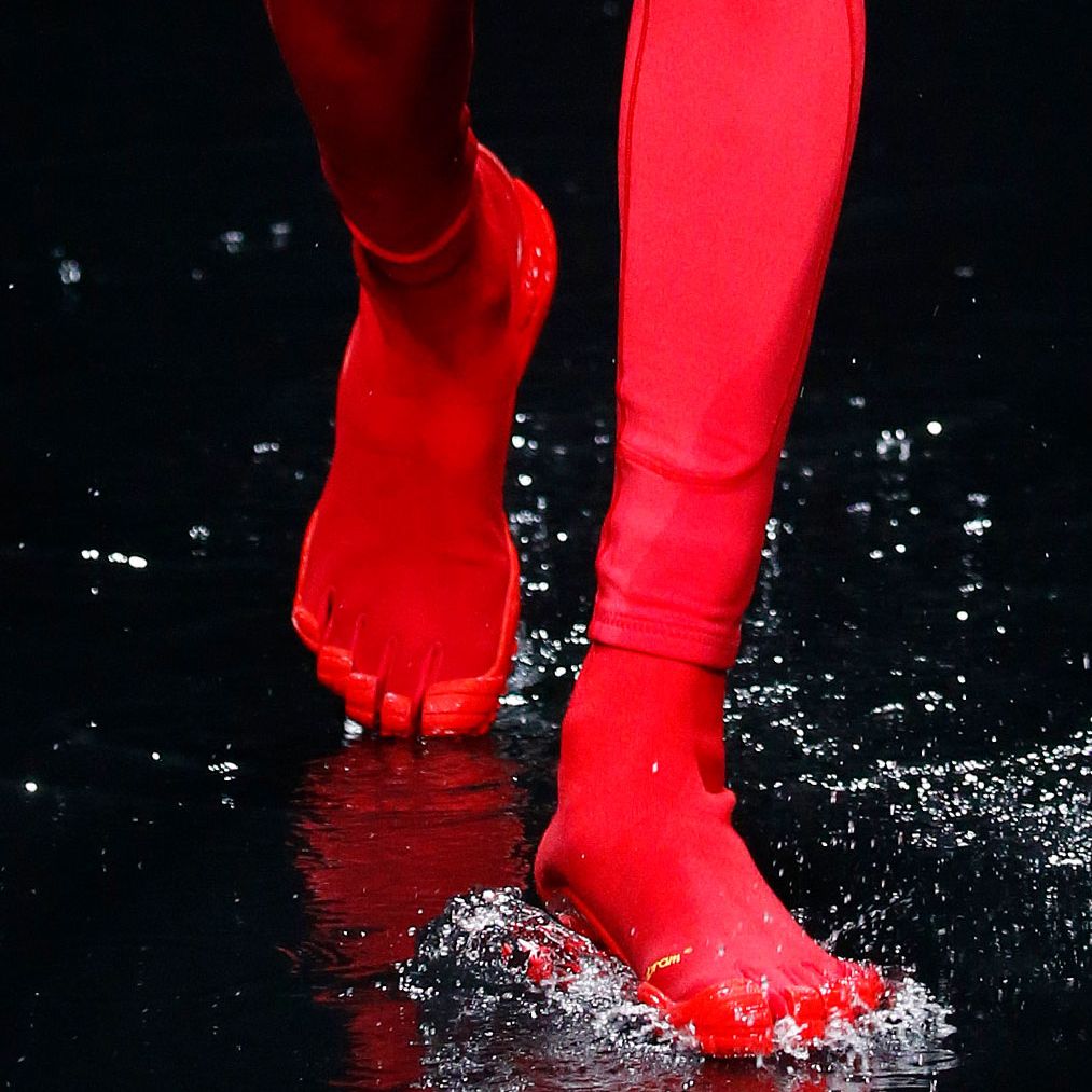 Đôi boots ngón chân của Balenciaga nhìn không khác gì chiếc găng tay rửa bát.