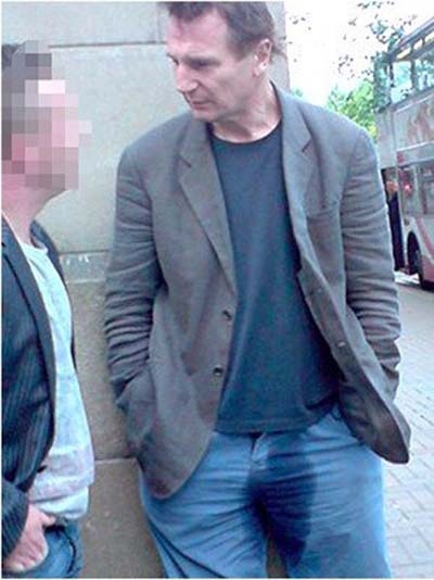 'Già gân' Liam Neeson cũng chẳng ngại ngần dạo phố với chiếc quần đái dầm.