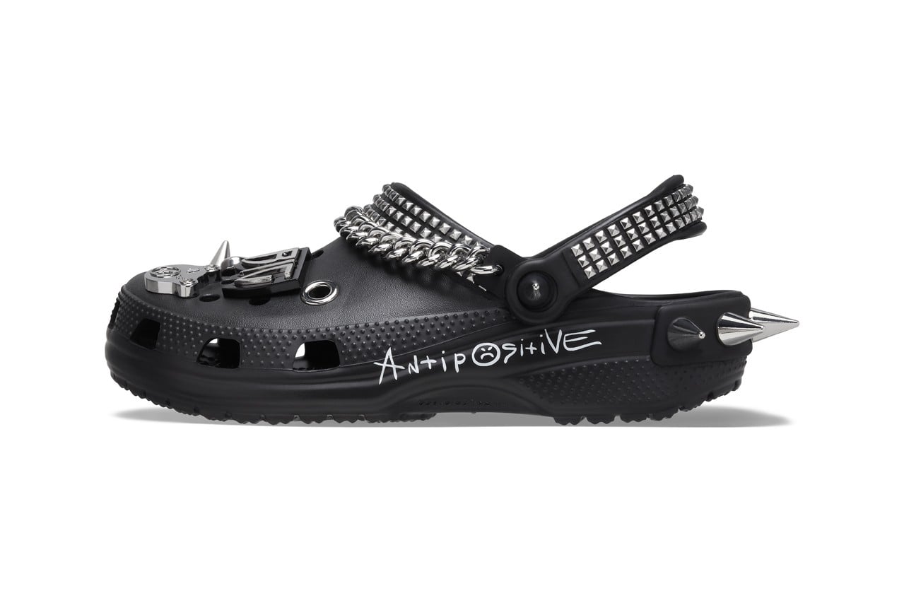 Dép Crocs cực ngầu mang đậm phong cách Punk Rock